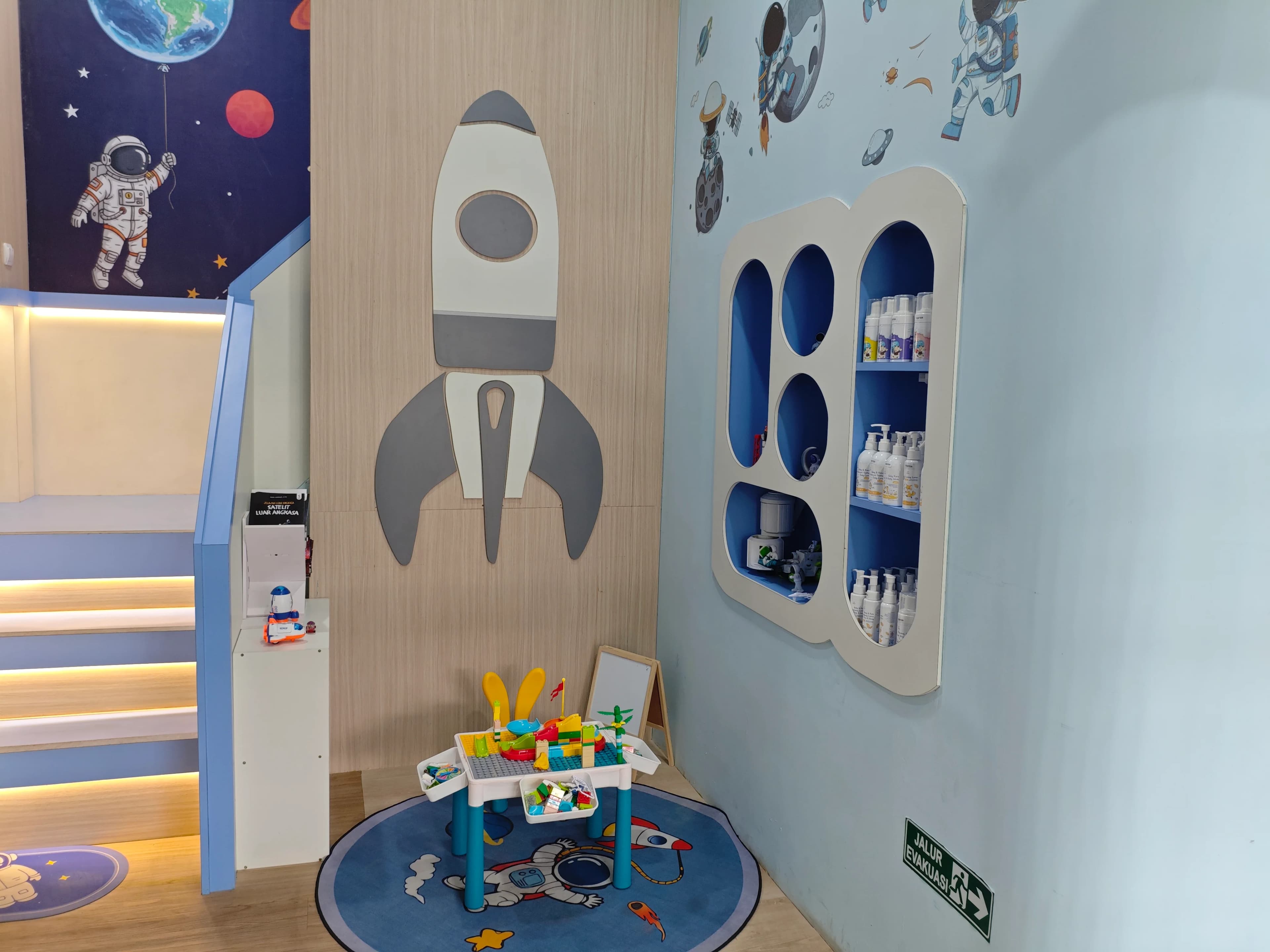SpaceKids children's play corner with rocket decor